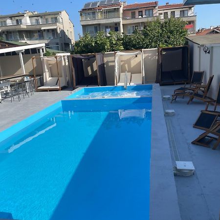 Family Hotel Malibu Chernomorets Ngoại thất bức ảnh