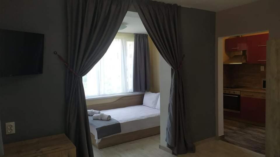 Family Hotel Malibu Chernomorets Ngoại thất bức ảnh
