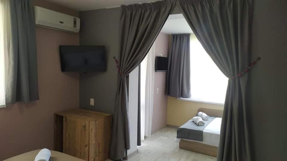 Family Hotel Malibu Chernomorets Ngoại thất bức ảnh