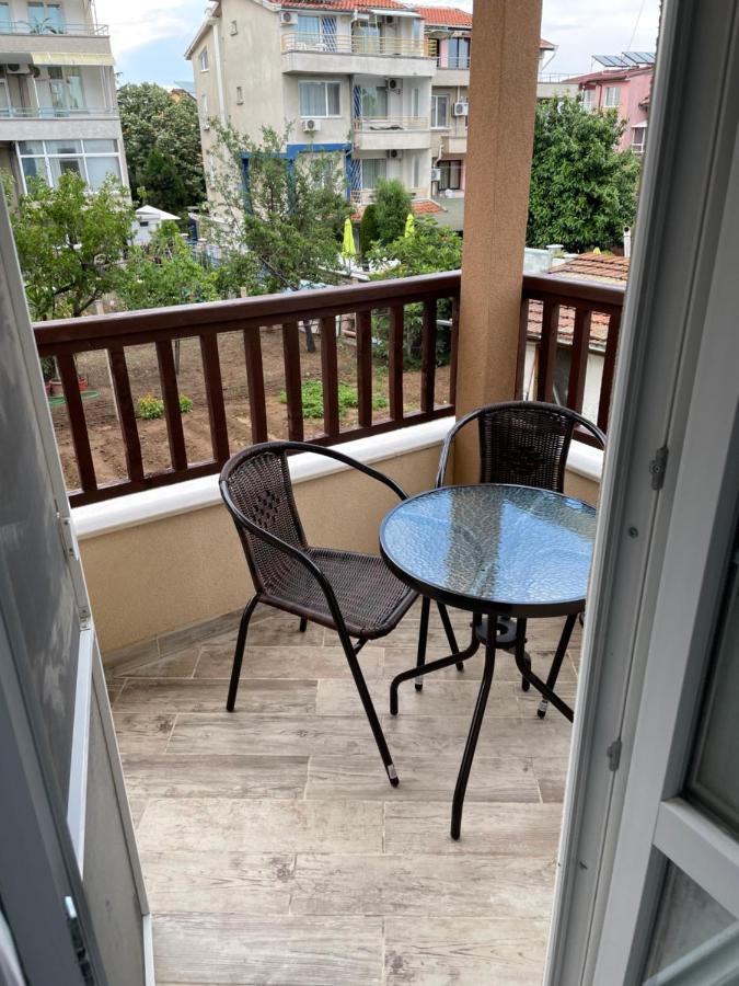 Family Hotel Malibu Chernomorets Ngoại thất bức ảnh
