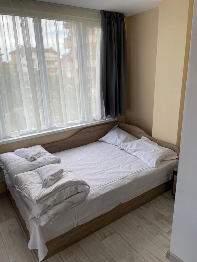 Family Hotel Malibu Chernomorets Ngoại thất bức ảnh