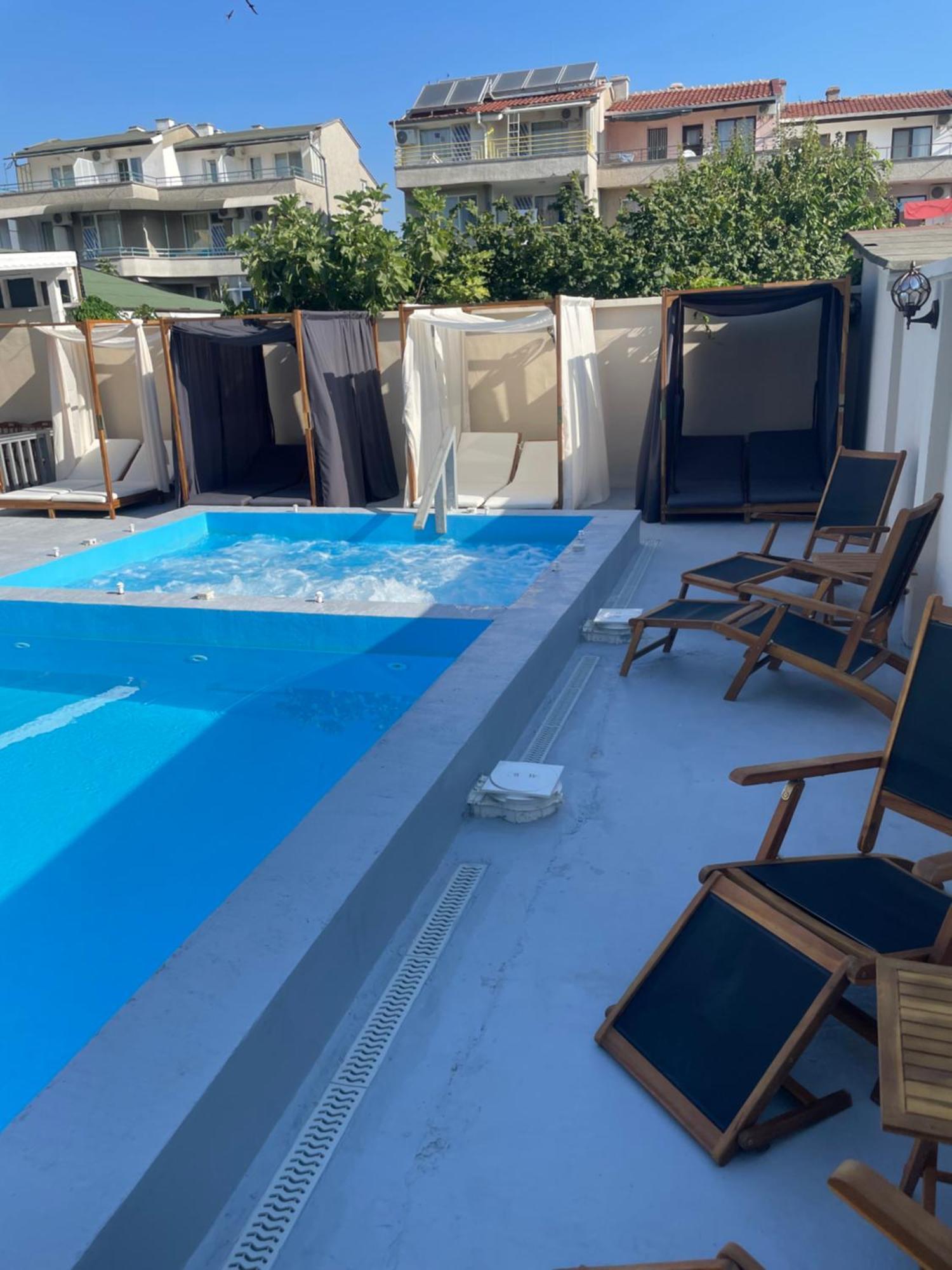 Family Hotel Malibu Chernomorets Ngoại thất bức ảnh