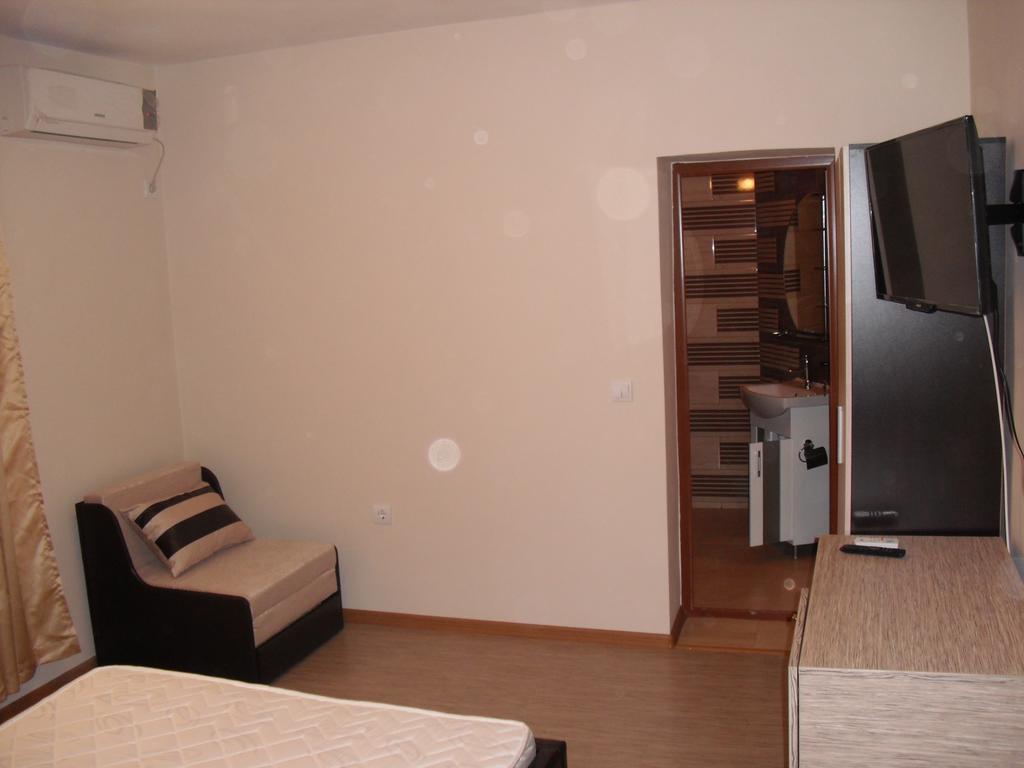 Family Hotel Malibu Chernomorets Ngoại thất bức ảnh