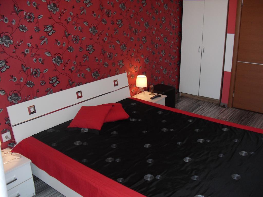 Family Hotel Malibu Chernomorets Phòng bức ảnh
