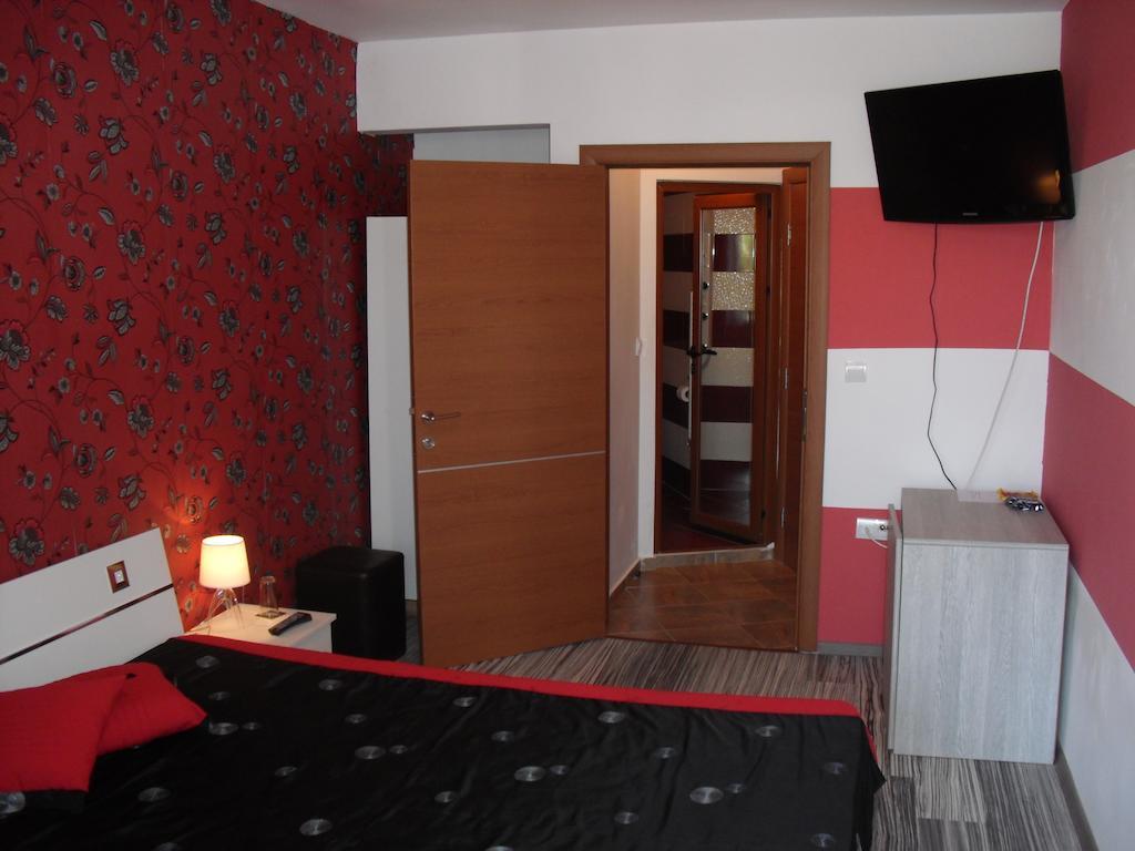 Family Hotel Malibu Chernomorets Phòng bức ảnh
