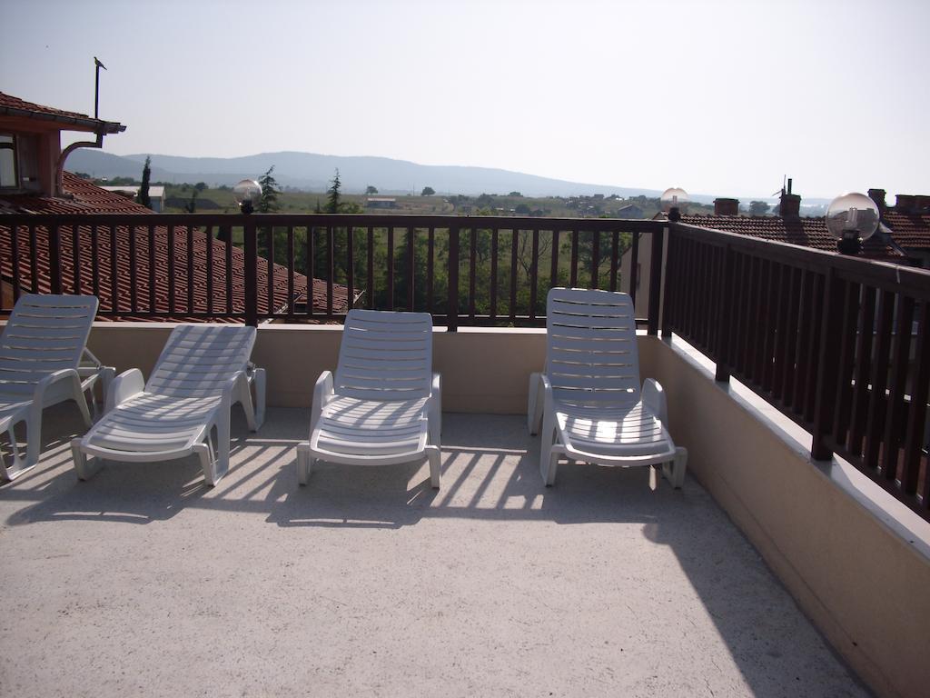 Family Hotel Malibu Chernomorets Ngoại thất bức ảnh