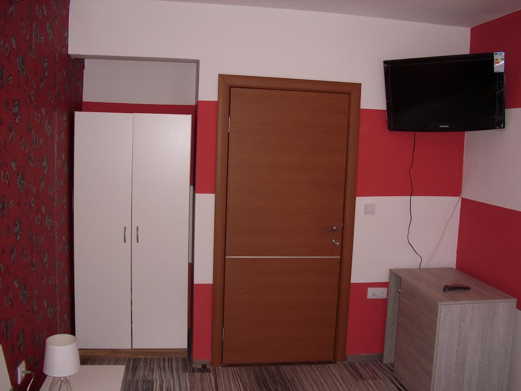 Family Hotel Malibu Chernomorets Ngoại thất bức ảnh