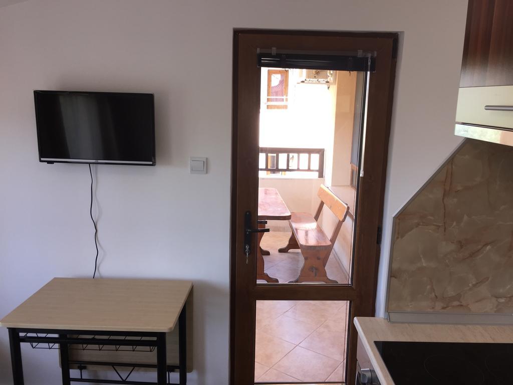 Family Hotel Malibu Chernomorets Ngoại thất bức ảnh
