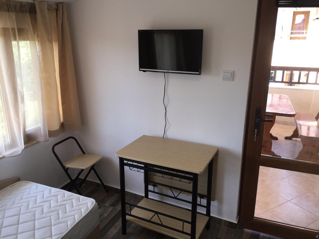 Family Hotel Malibu Chernomorets Ngoại thất bức ảnh