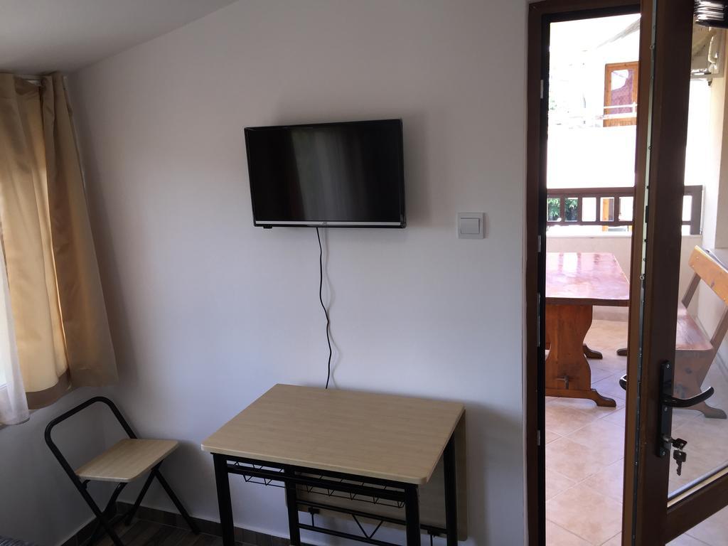 Family Hotel Malibu Chernomorets Ngoại thất bức ảnh