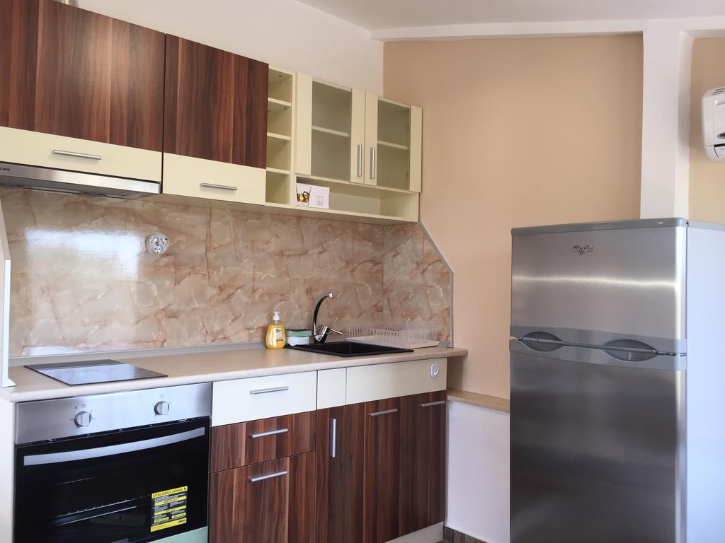 Family Hotel Malibu Chernomorets Ngoại thất bức ảnh