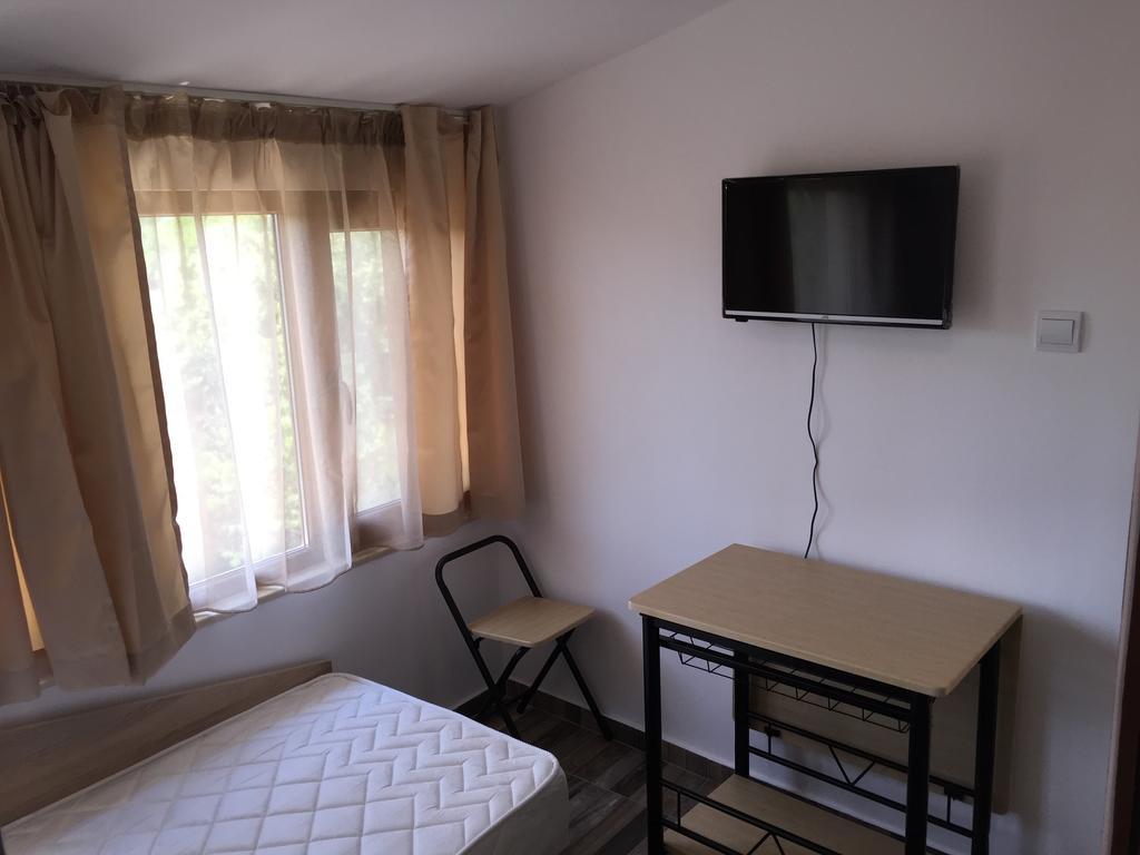 Family Hotel Malibu Chernomorets Ngoại thất bức ảnh